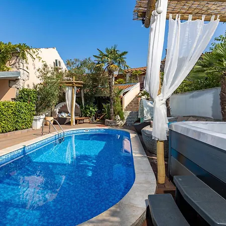 Ferienhaus Lovely In With Heated Swimming Pool